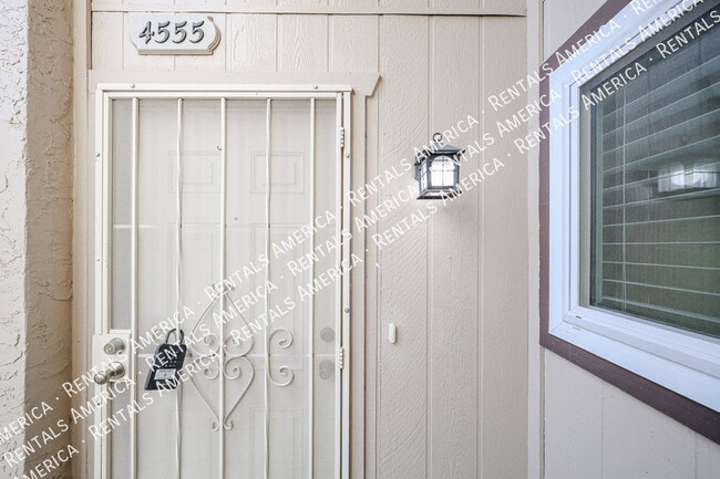 Building Photo - 4555 W Continental Dr