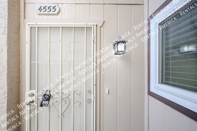 Foto del edificio - 4555 W Continental Dr