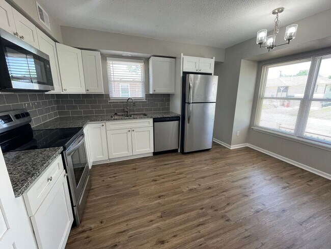 Building Photo - 3-Bedroom, 2-Bathroom duplex in Blue Springs