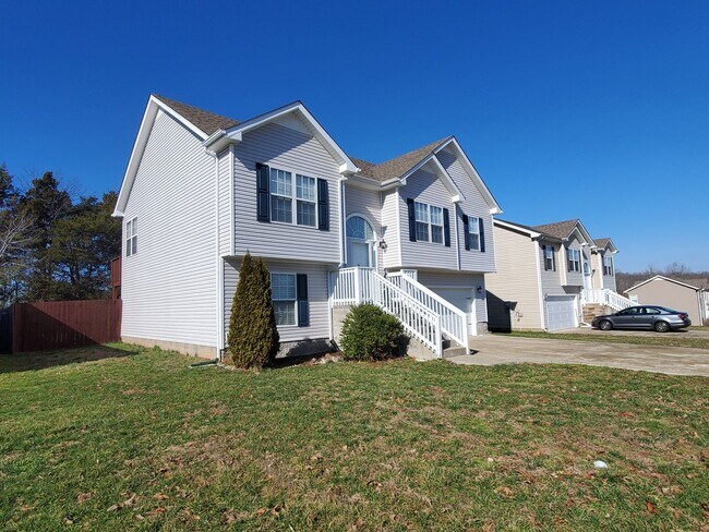 Foto del edificio - 5 Bedrooms 3 Bathroom Split Foyer