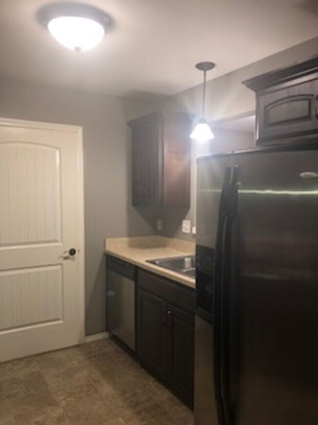 Foto del edificio - Very nice 2 bed 1 bath home, Dining room, Porch and Back Patio and Storage Bldg