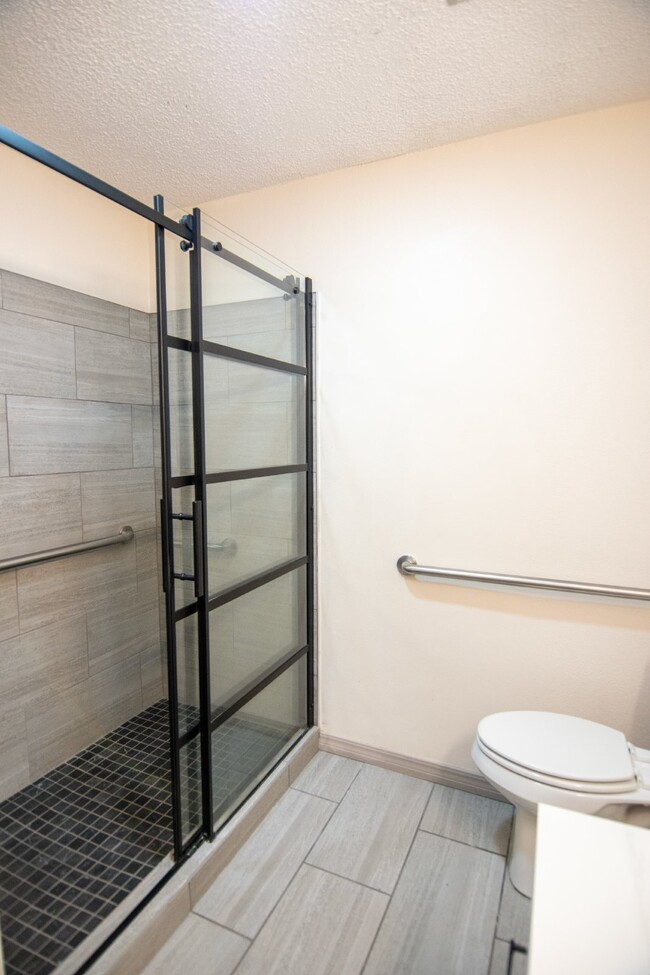 Foto del edificio - 2 Bedroom duplex near Leclere Park.
