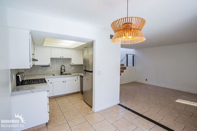 Building Photo - Modern 2Bdm 1.5Ba Townhome in Central Las ...
