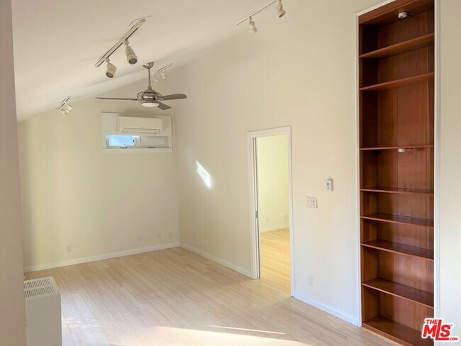 Foto del edificio - 1355 N McCadden Pl
