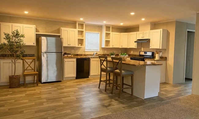 Building Photo - 16645 Lakewood Dr