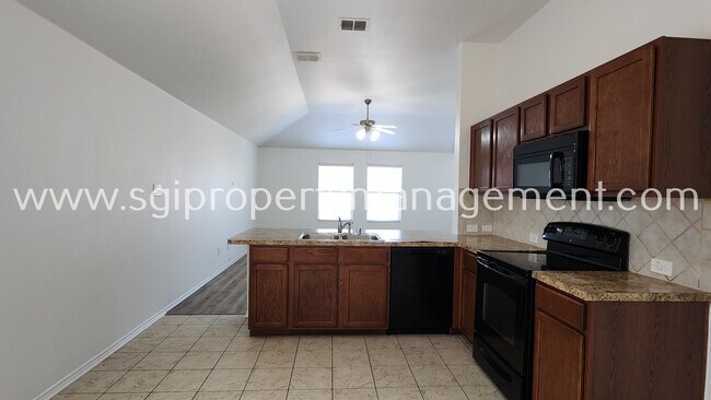 Foto del edificio - Great 4 bedroom ready for move-in