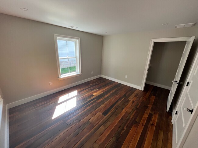 Foto del edificio - 245 W Higgins St
