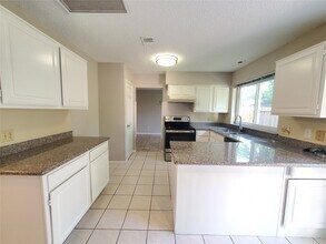Building Photo - 3323 Green Fields Dr