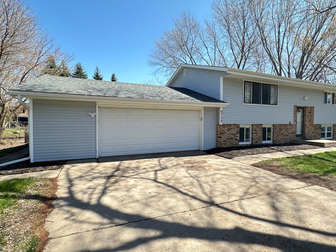 Primary Photo - Champlin Single Family Home, Large Fenced ...