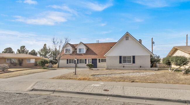 Building Photo - 5907 Cabrillo Dr