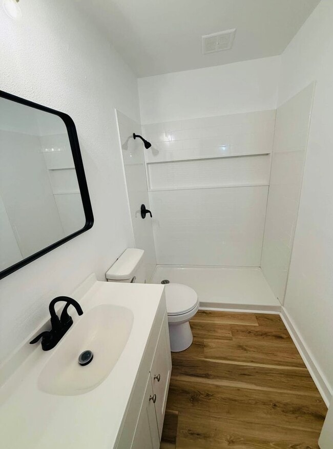 Building Photo - Spacious 4-Bedroom Home for Rent