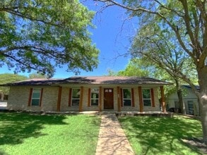 Building Photo - 900 Riddlewood Dr