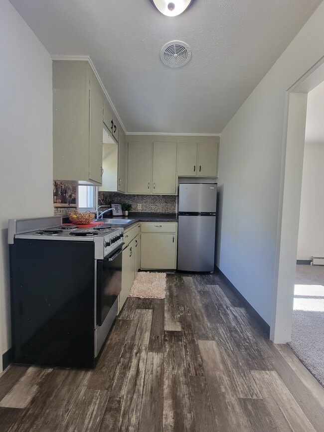 Building Photo - 702 8th Ave N