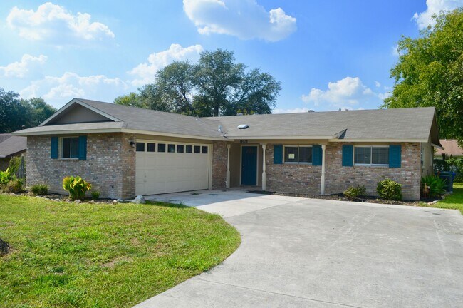 Building Photo - Beautifully remodeled 3 bed 2 bath spaciou...
