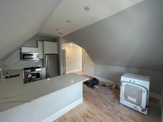 Building Photo - 158 Morrison Ave