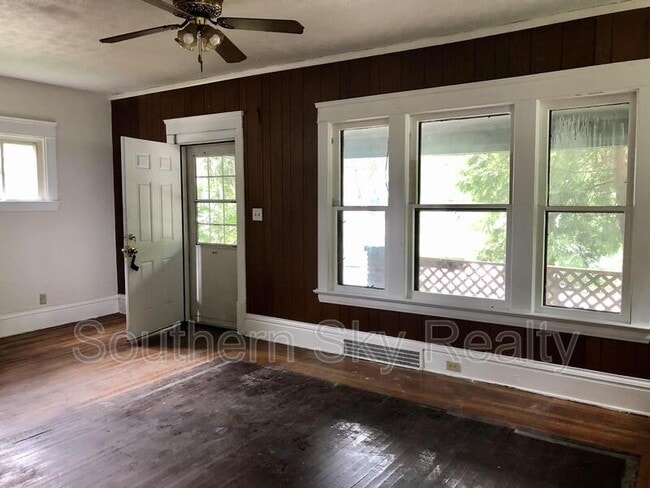Building Photo - 907 Delia Ave