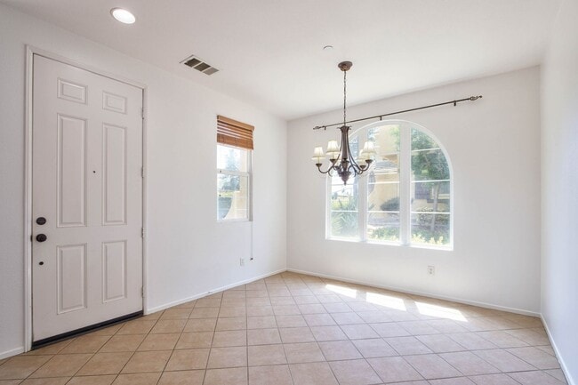 Building Photo - 3 bedroom  2.5 bathrooms /flex move dates