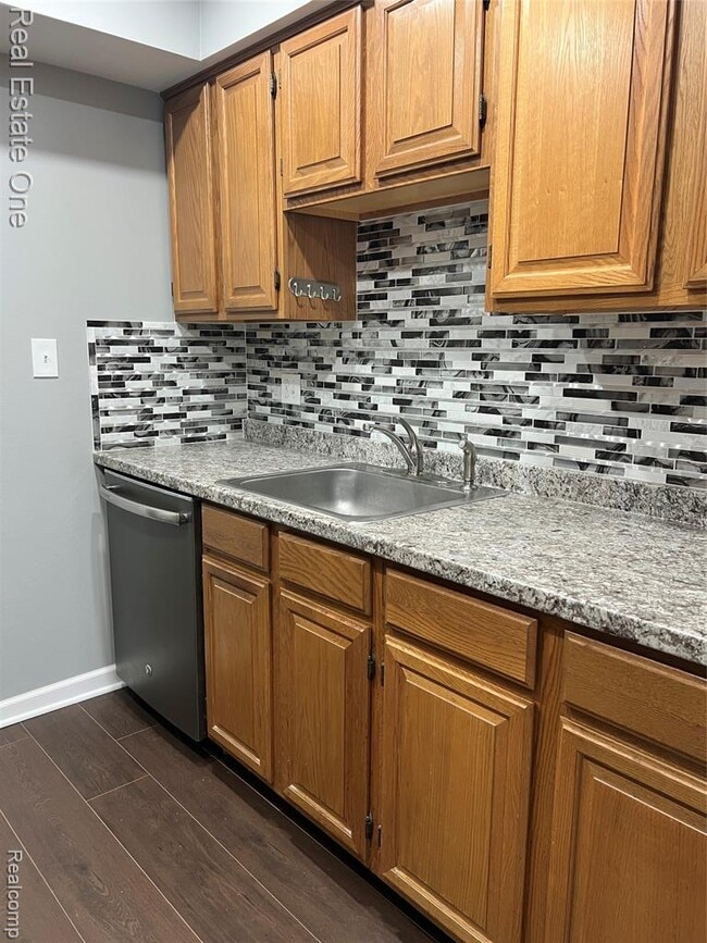 Building Photo - 754 E Fox Hills Dr