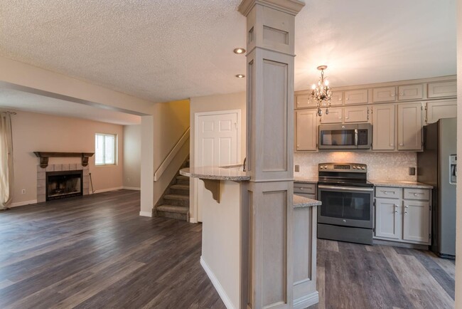Building Photo - Spacious 3 Bedroom, 3 Bathroom Willowbrook...