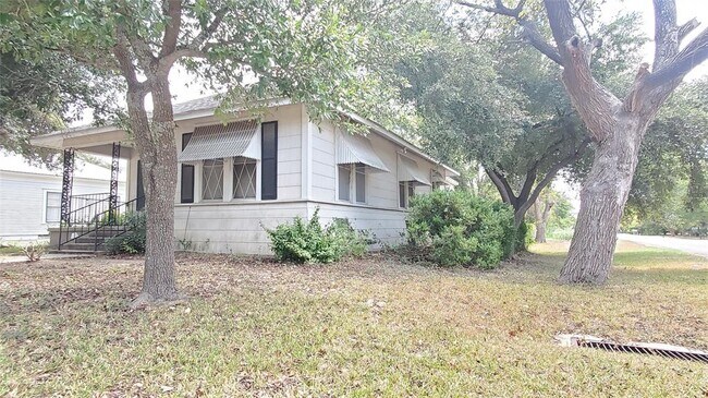 Building Photo - 1117 W 4th St