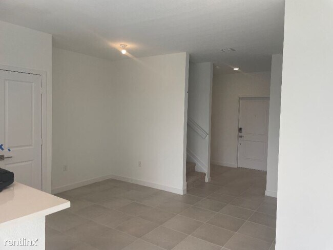 Building Photo - 4 br, 3 bath Townhome - 2415 SE 11th St