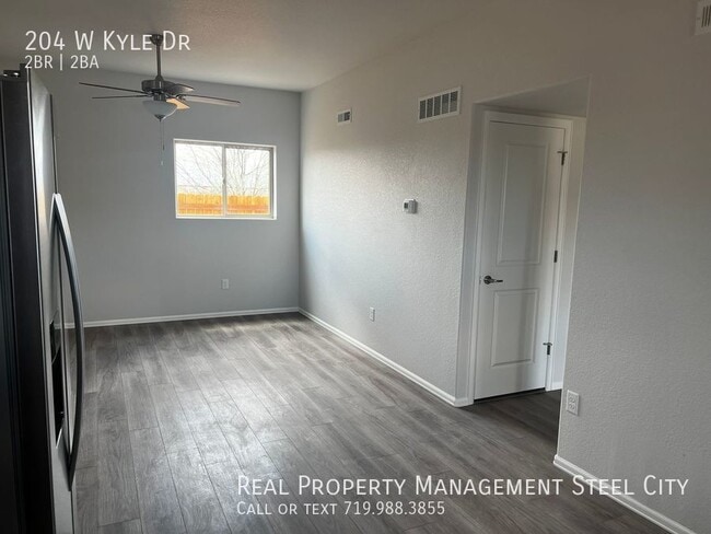 Building Photo - 204 W Kyle Dr