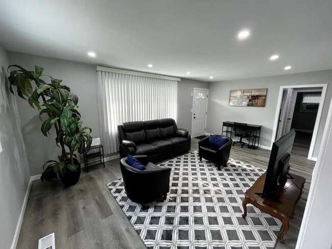 Building Photo - 271 Beacon St