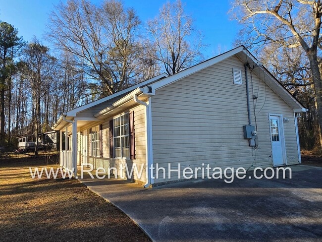 Building Photo - Awesome 3 bd/ 2 bath home / Ranch Home / No Steps / Upgrades Galore / Great Location