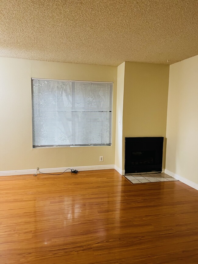 Building Photo - 13406 Moorpark St