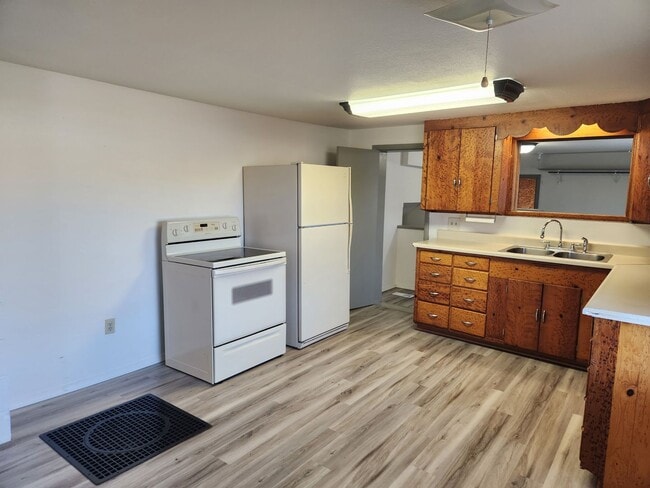 Building Photo - Naches WA 3 Br, 1 Ba, over-size garage