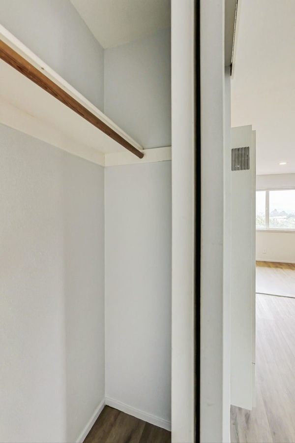 Building Photo - Bright Oasis, 3bd/1ba Apartment. One month...