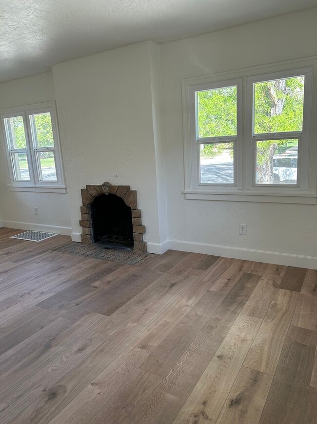 Building Photo - 2425 Van Buren Ave