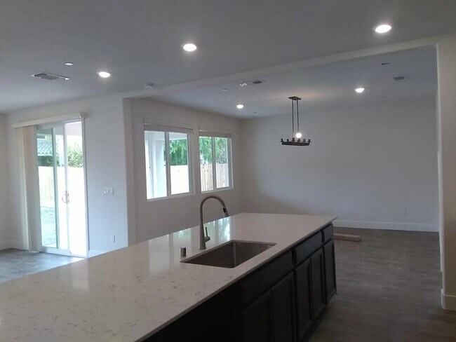 Building Photo - 2434 Urdaneta Way
