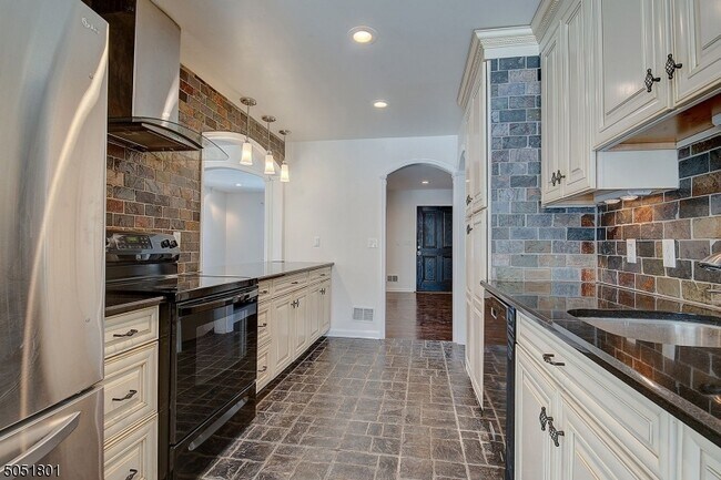 Building Photo - 7 Alcott Dr
