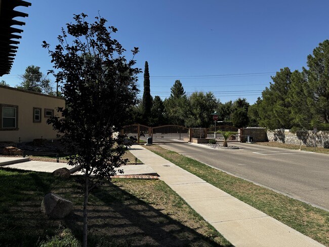 Building Photo - 5200 Garden Vly