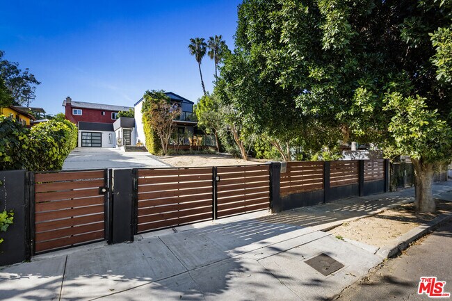 Foto del edificio - 1057 N Ave 49