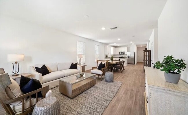 Foto del edificio - 248 Seven Pnes Dr