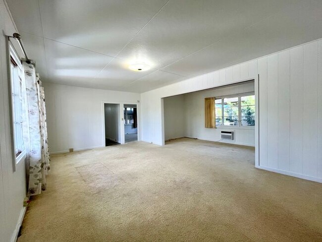 Building Photo - Kaimuki: 3 Bed, 2 Bath House w/ 2 Car Gara...