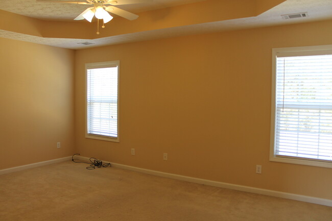 Building Photo - HUGE 3 BED, 2 BATH WITH PRIVACY FENCED BAC...