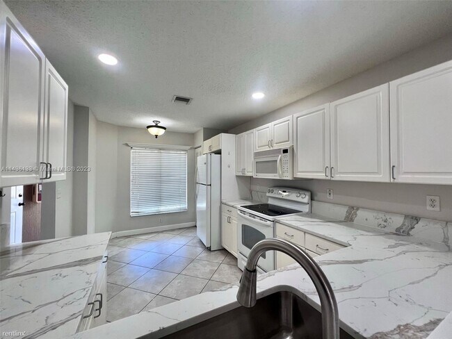 Foto del edificio - 3 br, 2.5 bath Townhome - 7375 NW 61st Ter...
