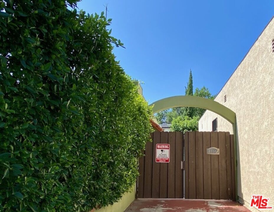 Foto principal - 8866 Cadillac Ave
