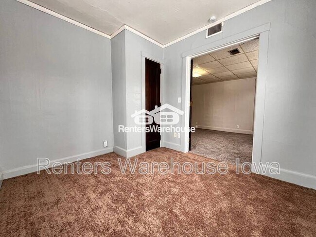 Building Photo - 610 N Buxton St