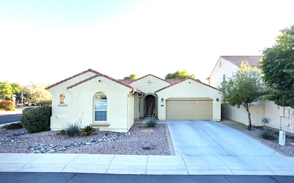 Foto principal - GORGEOUS 3 bdrm Plus Den in Chandler!