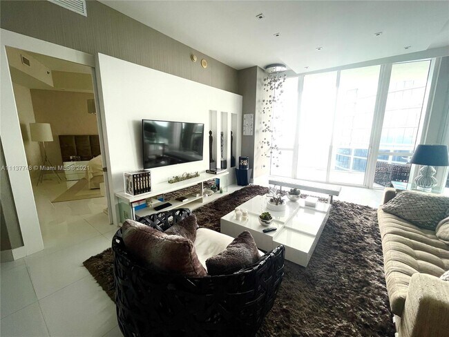 Foto del edificio - 15811 Collins Ave