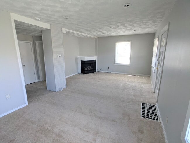 Building Photo - Spacious 3 bedroom 1.5 Bath home in Indianapolis!