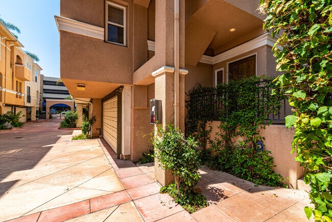 Foto del edificio - Private Updated 3-Bedroom 3-Bathroom Tri-L...