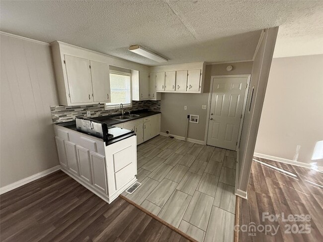 Building Photo - 431 Red Tip Ln