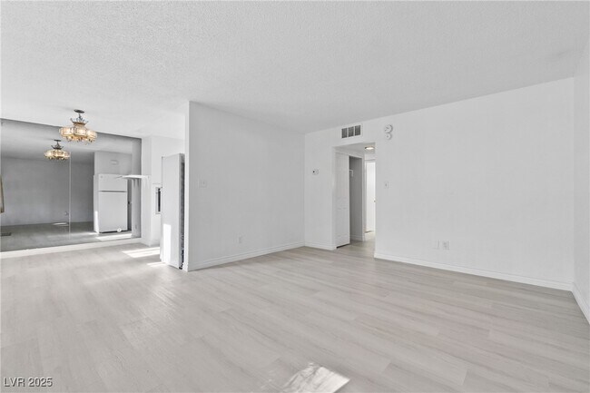 Foto del edificio - 350 E Desert Inn Rd
