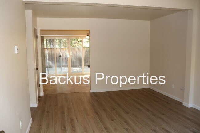 Building Photo - Wonderful condo in great location