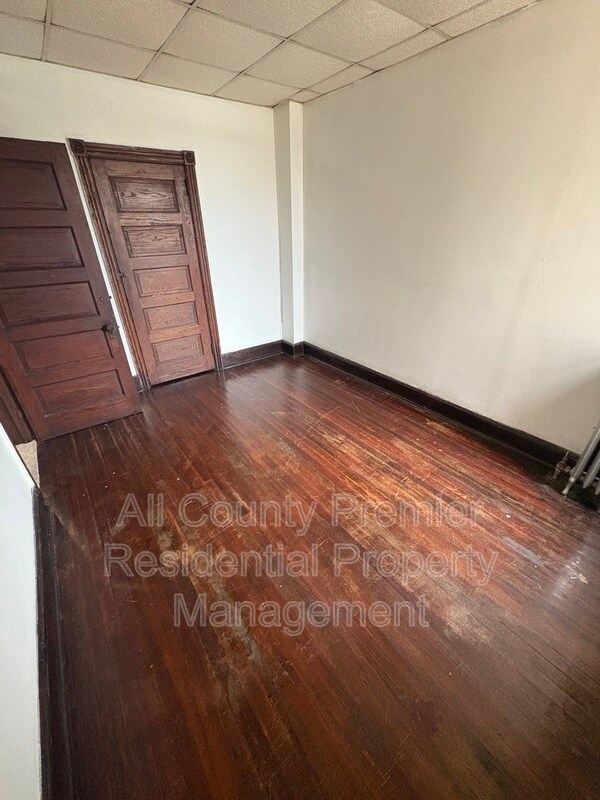 Building Photo - 67 1/2 Bellevue Avenue